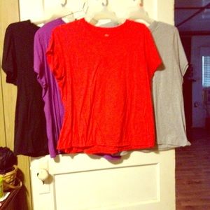 Hanes tee shirts! Sold in bundle.