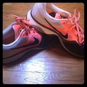 Bright coral detail Nike zoom