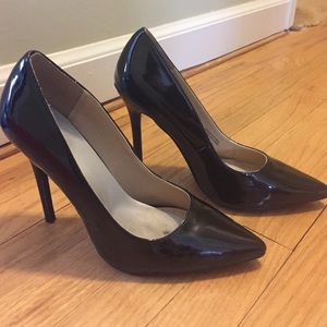 Pointed toe black heels
