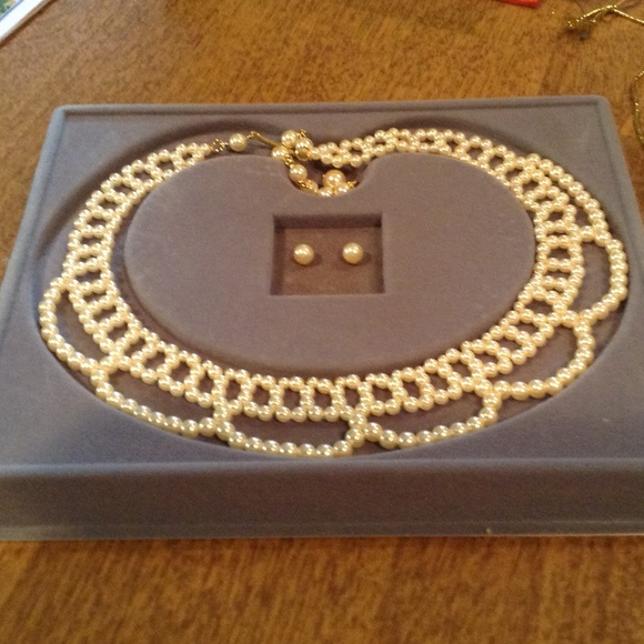 Beautiful Pearlized Lace shaped necklace.