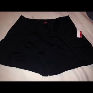 NWT side zip Elle shorts