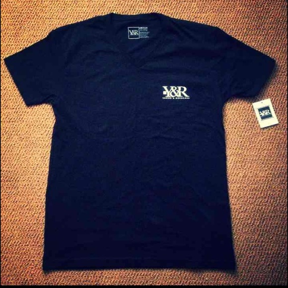 Young and reckless V-neck medium