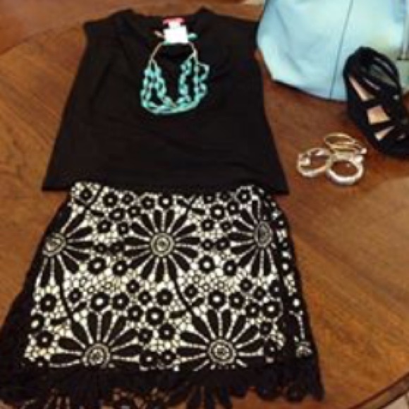 Boutique necklace and earrings set. Gigi boutique - Picture 2 of 2