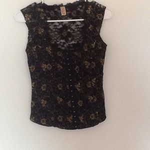 Black and gold, sleveless top.plunge neckline