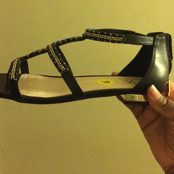 Vince Camuto - Picture 2 of 4