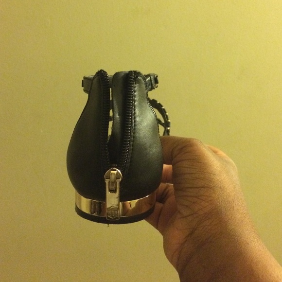 Vince Camuto - Picture 3 of 4