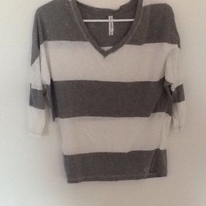 NWOT aeropostale gray and white top . Stretchy