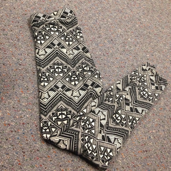 Aztec print  VS pink leggings