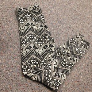 Aztec print  VS pink leggings