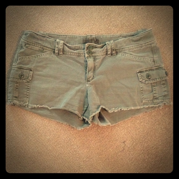 AEO army green cargo shorts