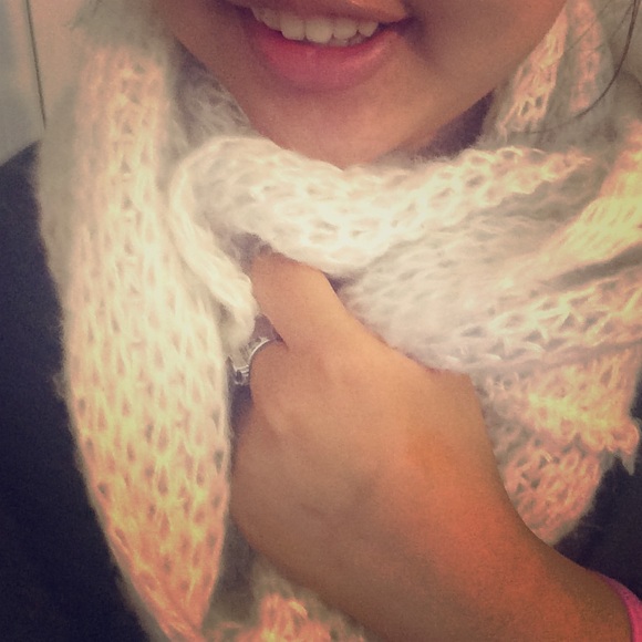 White infinite scarf