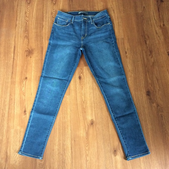 Levi's high waisted skinny jeans medium wash great