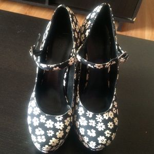 Daisy chunk heels. shoes. black/white