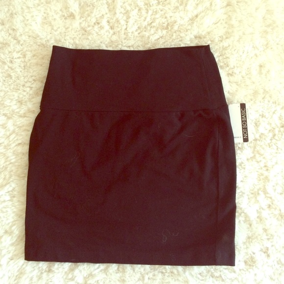 Never worn. Forever 21. Black body con skirt.