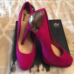 Dolce Vita fuchsia suede pumps