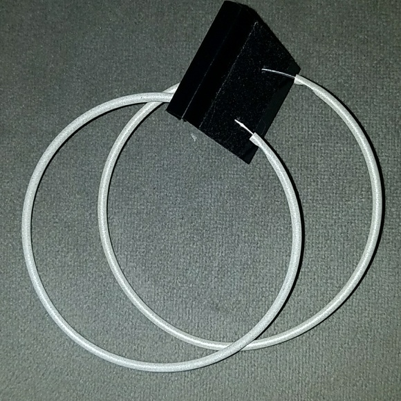 Thin hoops. - Picture 3 of 3