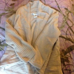 Quarter sleeve sweater