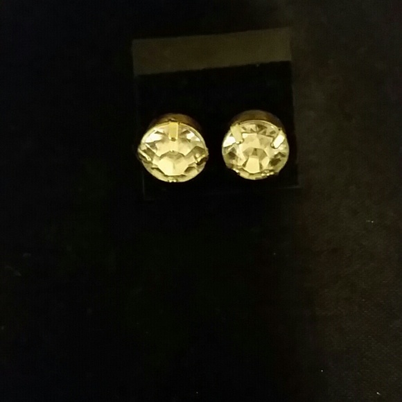 Cubic circonia stud earrings.