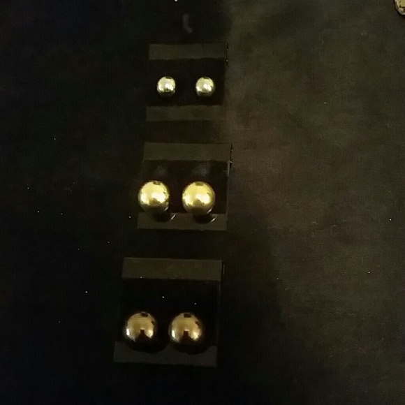 3 pairs of ball stud earrings.