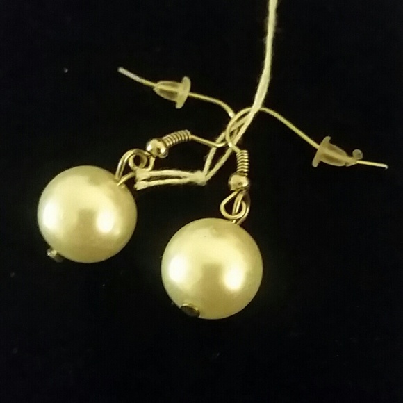 Pearl drop earrings.