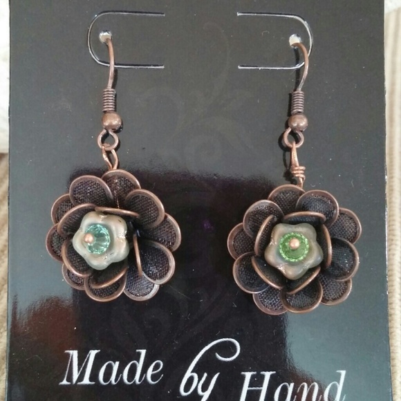 Flower and crystal earrings - Picture 1 of 2