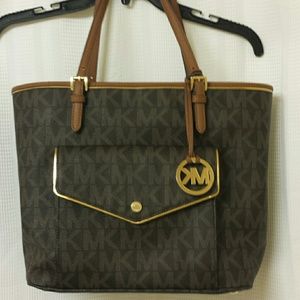 Medium MK Tote perfect condition. No signs of wear