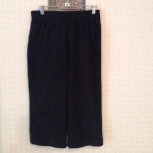Chico's Zenergy cropped black paints size 1