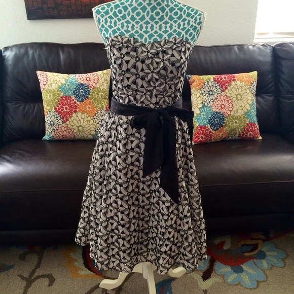 🎉Sale🎉 Anthro Overwhelmed Asters Dress 8 - Picture 3 of 3