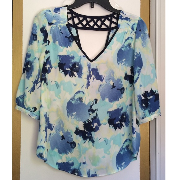 🚫SOLD🚫Blue Floral Top - Picture 2 of 4