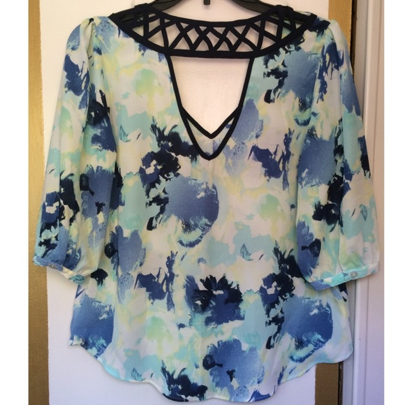 🚫SOLD🚫Blue Floral Top - Picture 3 of 4