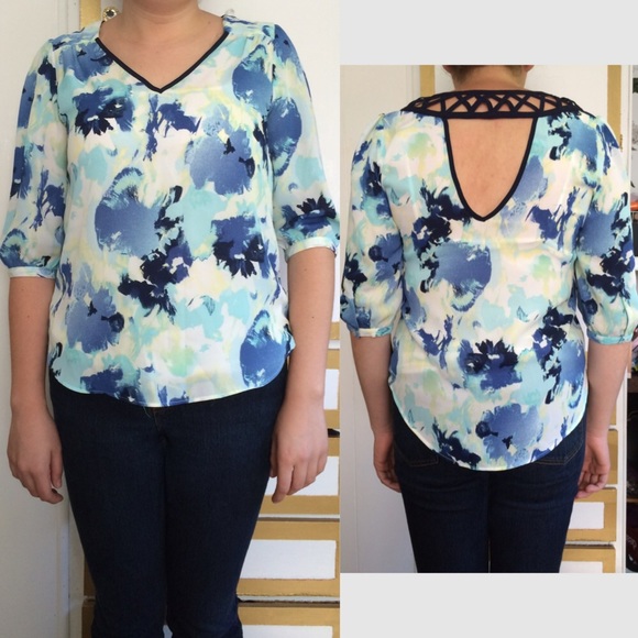 🚫SOLD🚫Blue Floral Top - Picture 4 of 4