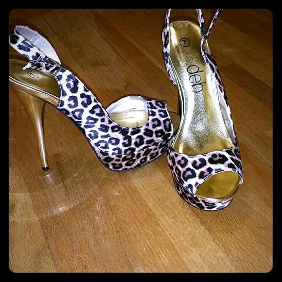Peep toe pumps