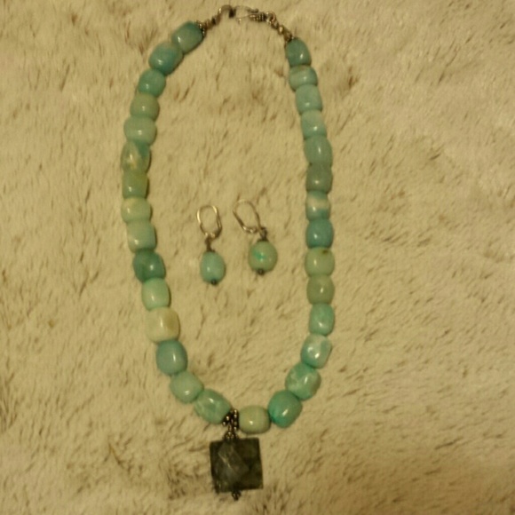 VINTAGE NECK LACE AND EARRINGS