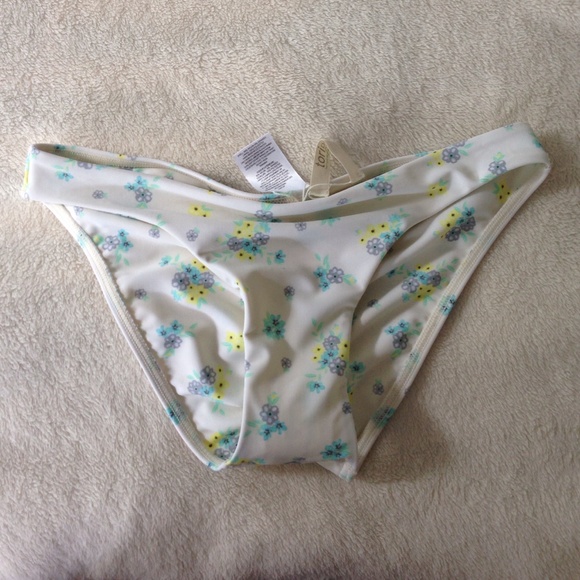 Brand new never worn tori paver bikini bottoms!🌸