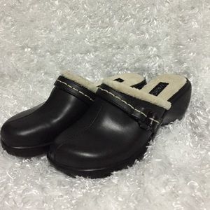 Black women's faux fur clog