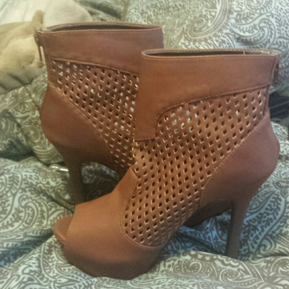 Open toes tan boots