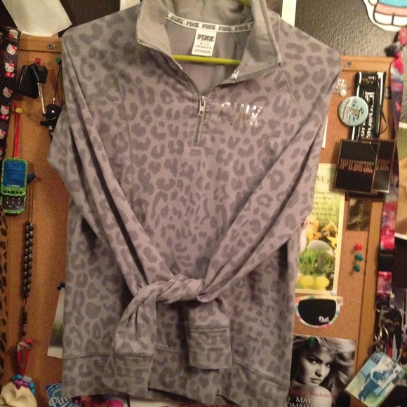 SOLD ON ♏️erc. VS PINK Leopard Half-Zip 🐆