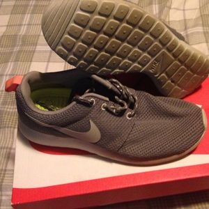 Women's Nike Roshe Run Size 6.5 U.S.