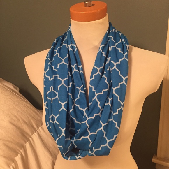🎀Blue Quatrefoil Infinity Scarf