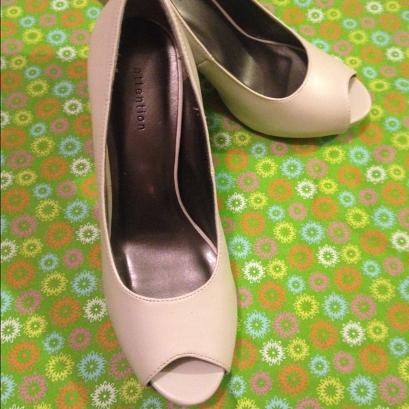 White and black peep-toe pumps