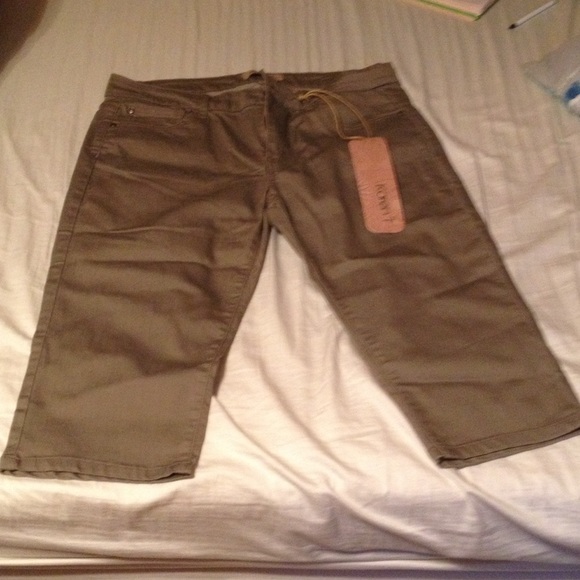 Khaki capris