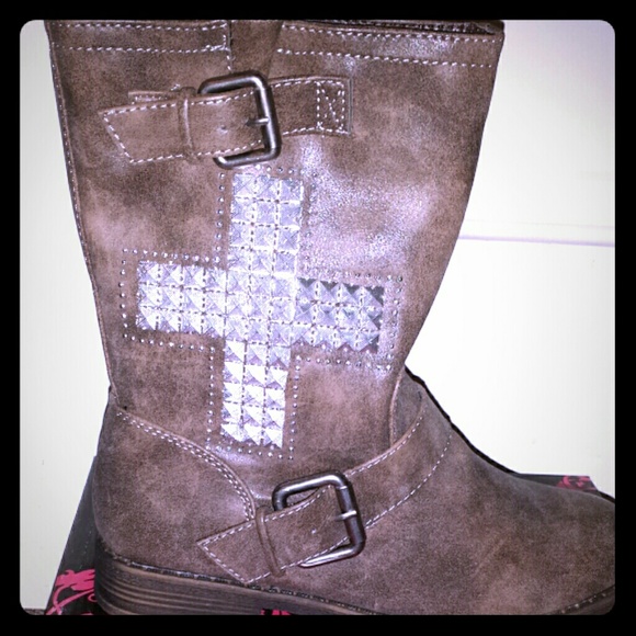 NIB SUPER CUTE distressed studded boots!
