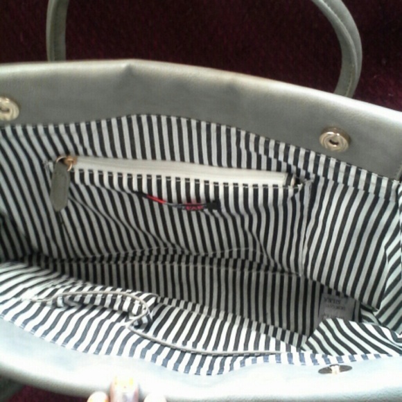 Large Handbag - Picture 2 of 4