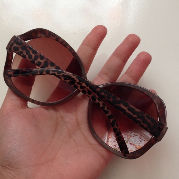 Sunglasses 😎😎 - Picture 2 of 3