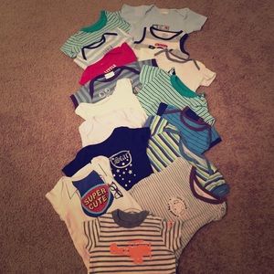 16 boy onesies. Sizes 6-9 months.👼🏼 Reserved 🌸