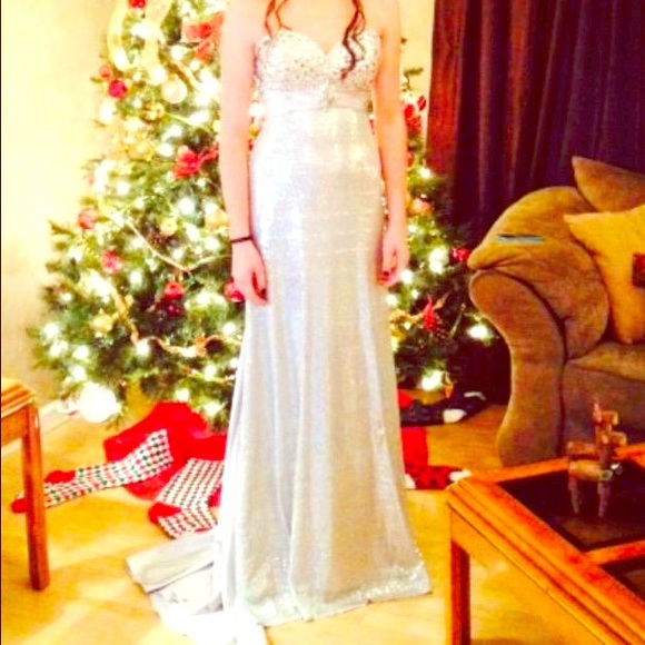 Beautiful formal silver dress size 6 fits like 4