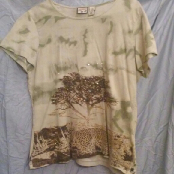 Green tee w/ tree and cheetah - Picture 1 of 2