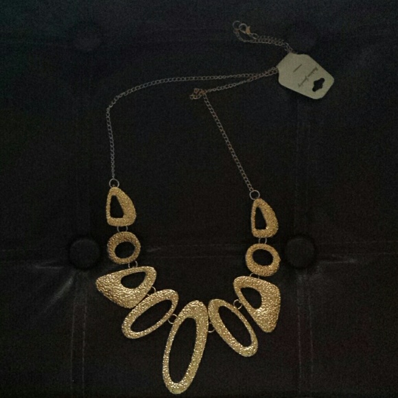 Jewelry - Goldtone necklace