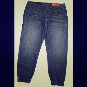 New GUESS elastic bottom cropped jeans! Size:29