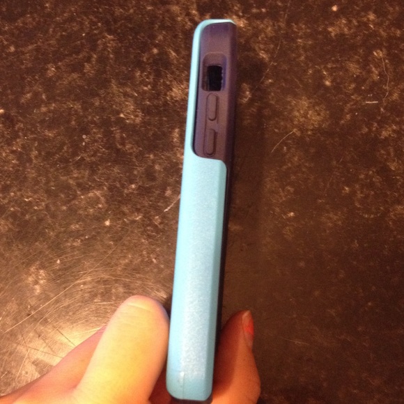 iPhone 5C otter box - Picture 3 of 3